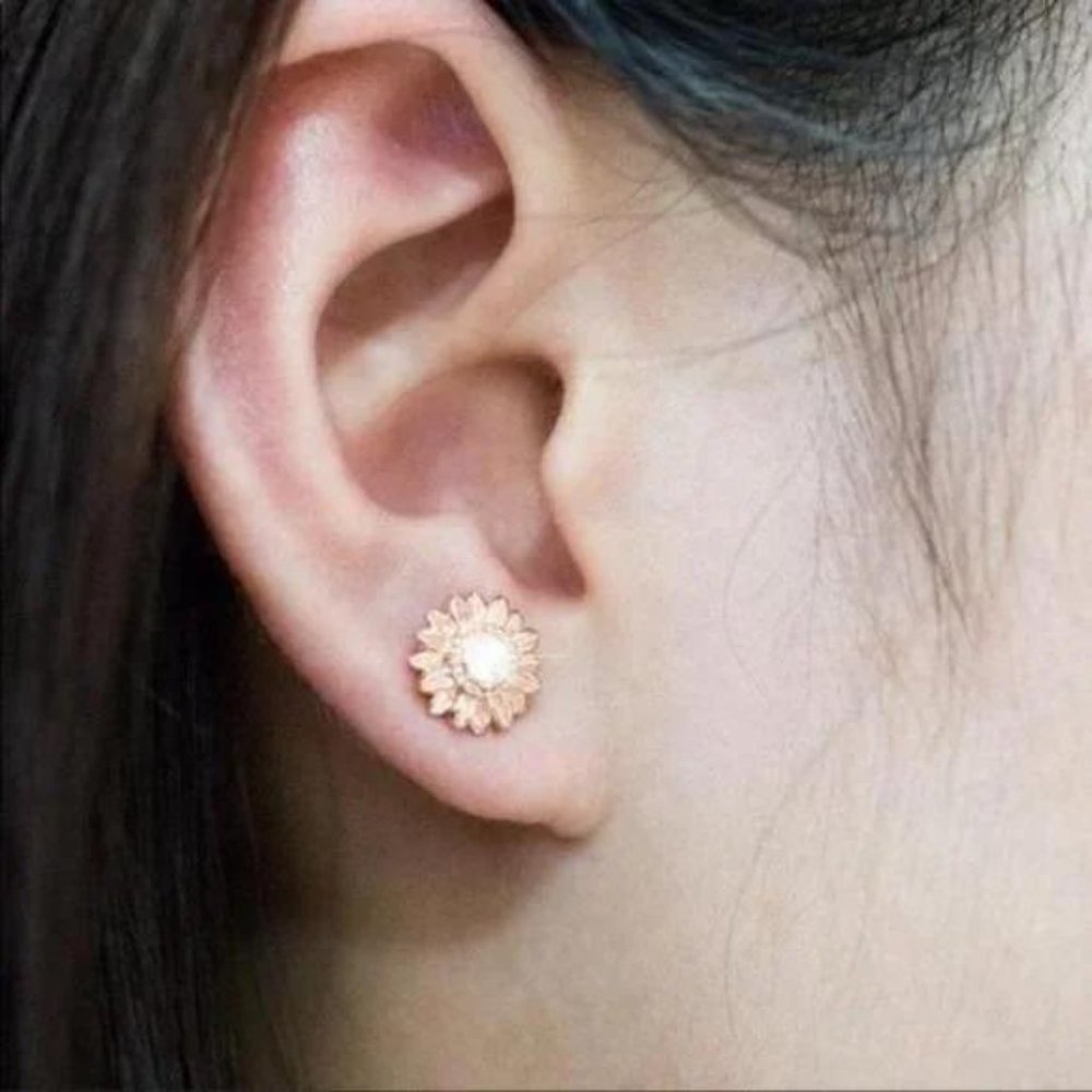 18K YELLOW GOLD DIAMOND SUNFLOWER STUD EARRINGS, CUTE EARRINGS, WOW EARRINGS. - Picture 3 of 3